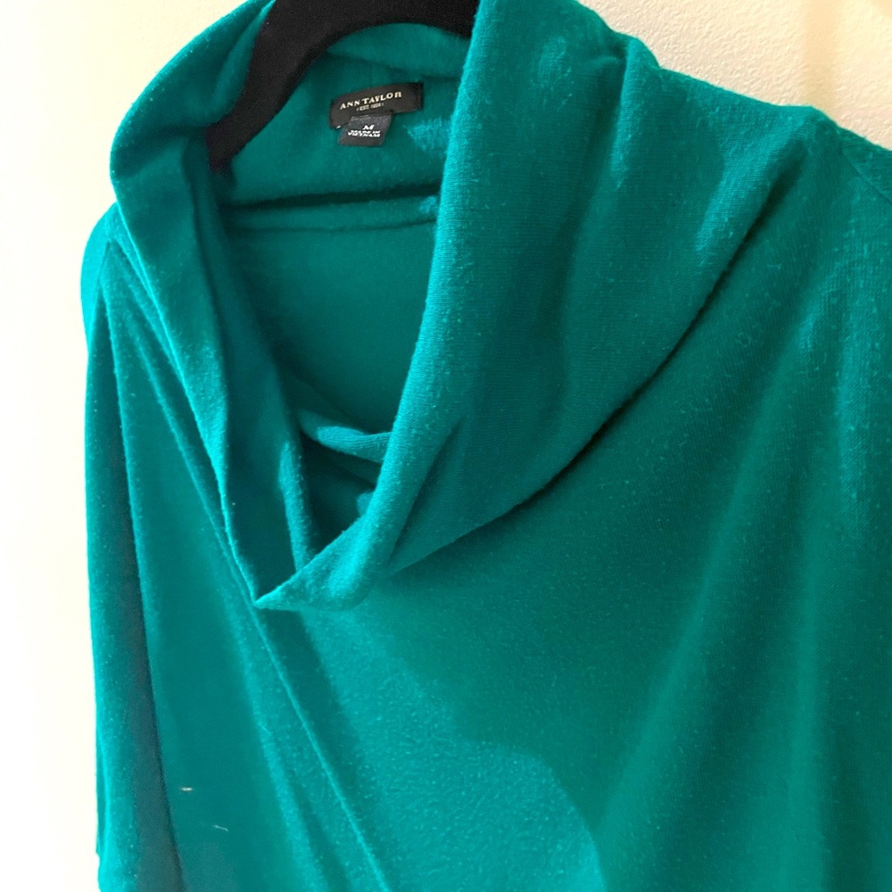 ☘️ Ann Taylor emerald green cows neck blouse.